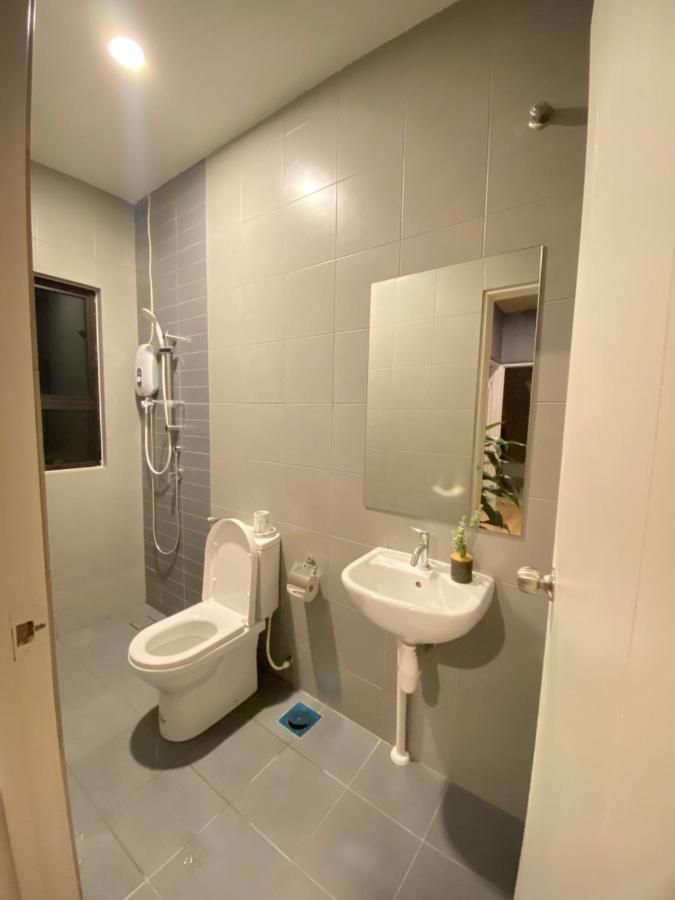 Faizal Madhi Homestay Kuching Exterior foto